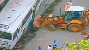 Imagem Motorista de ônibus tenta desviar de poste e atropela morador de rua