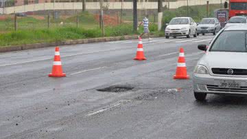 Imagem Mulher capota veículo na Paralela. Chuva e buracos deixam motoristas em perigo