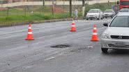 Imagem Mulher capota veículo na Paralela. Chuva e buracos deixam motoristas em perigo