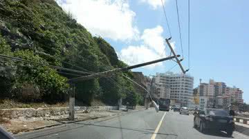 Imagem Poste se parte na avenida Oceânica e complica trânsito na orla