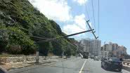 Imagem Poste se parte na avenida Oceânica e complica trânsito na orla