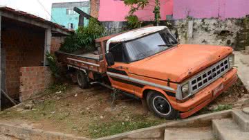 Imagem Ao tentar retirar caminhão, motorista de retroescavadeira vira em ladeira
