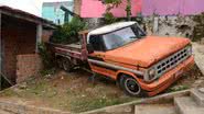 Imagem Ao tentar retirar caminhão, motorista de retroescavadeira vira em ladeira