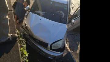 Imagem Carro sai da pista e atinge duas pessoas em ponto na ACM