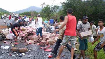 Imagem Acidente com caminhão de cerveja com duas vítimas gera saque em Pirajá
