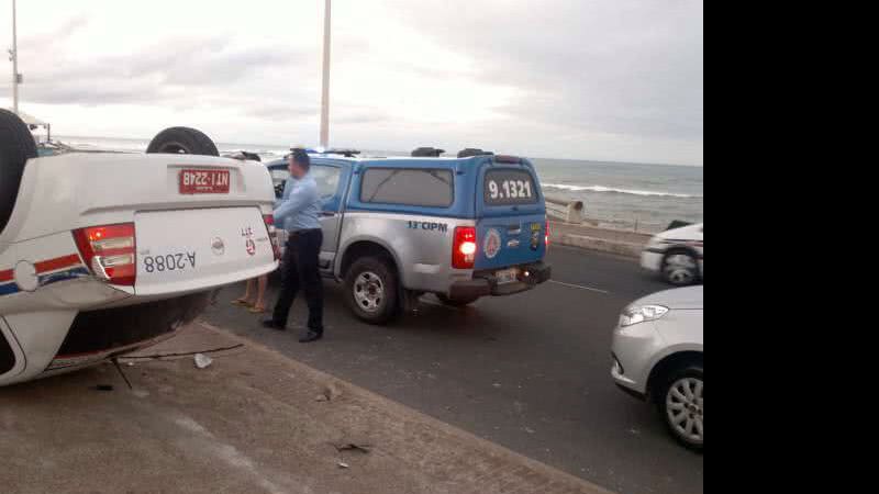 Imagem  Táxi capota na Pituba e motorista fica ferido