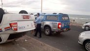 Imagem  Táxi capota na Pituba e motorista fica ferido
