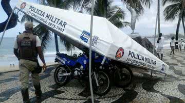 Imagem Perigo: toldo em Itapuã cai na cabeça de policial militar