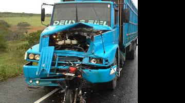 Imagem Em colisão motorista e carona têm corpos dilacerados