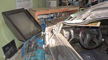 Imagem Carro perde o controle e invade loja de produtos eletrônicos em Brumado