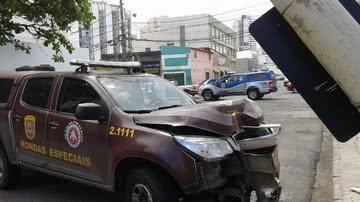 Imagem Viatura da PM bate em poste durante perseguição policial na Pituba