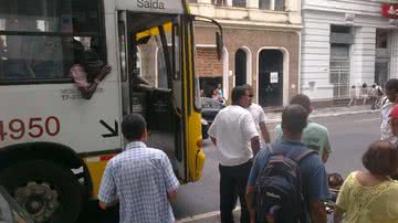 Imagem Ônibus para em local errado, mulher desce do veículo e é atropelada