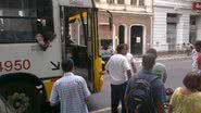 Imagem Ônibus para em local errado, mulher desce do veículo e é atropelada