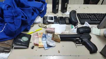 Imagem Adolescente é apreendido com pistola roubando ônibus