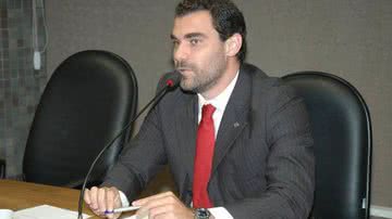 Imagem Adolfo não espera por Marcell e apresenta projeto favorável à vaquejada