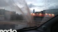 Imagem Adutora rompe e água jorra na Avenida Paralela