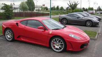 Imagem Falido, mas nem tanto: Eike Batista passeia de Ferrari no Rio