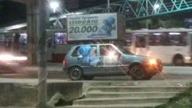 Imagem Carro de campanha de sargento Isidório é flagrado em situação irregular