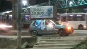 Imagem Carro de campanha de sargento Isidório é flagrado em situação irregular