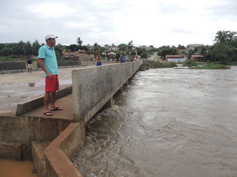 Imagem Chuva derruba pontes e deixa pessoas ilhadas em Brumado