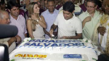 Imagem No aniversário de Salvador, Neto sobe a colina sagrada com a namorada