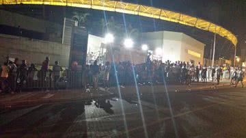 Imagem Torcedores do Bahia dormem na fila para garantir ingressos do BA-VI