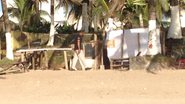 Imagem Virando favela? Leitor flagra barracas e gente morando na praia de Ipitanga