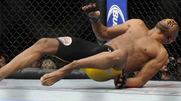 Imagem Anderson Silva passa por cirurgia após fratura e deve ficar até 6 meses parado