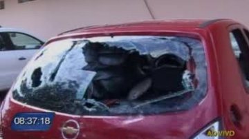Imagem  Policial surta e obriga homem a comer lixo e rolar na lama. Veja vídeo