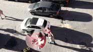 Imagem  Dia de fúria: motorista dá marteladas em carro após acidente no Rio