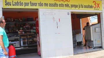 Imagem Comerciante põe faixa e pede para não ser assaltado 
