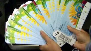 Imagem Taxista devolve 40 ingressos perdidos por mexicanos em seu táxi