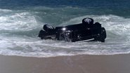 Imagem  Motorista perde controle e veículo é engolido pelo mar no RJ