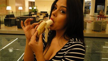 Imagem Larissa Riquelme quase engole banana em solidariedade a Dani Alves