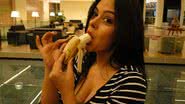 Imagem Larissa Riquelme quase engole banana em solidariedade a Dani Alves