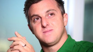 Imagem Dia de sorte! Luciano Huck dá gorjeta de R$ 900 a taxista