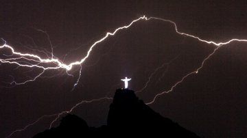 Imagem  Raio atinge mão do Cristo Redentor e danifica estátua em tempestade