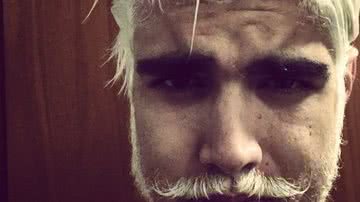 Imagem Veja: Caio Castro adota visual platinado e faz mistério na web