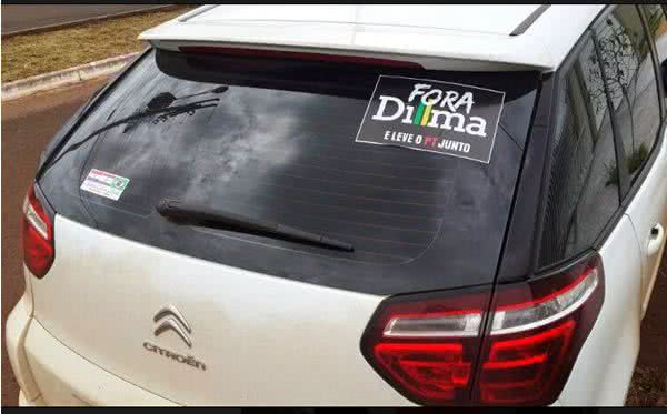 Imagem Coordenador do DCE Ufba ameaça apedrejar carros com adesivos contrários a Dilma