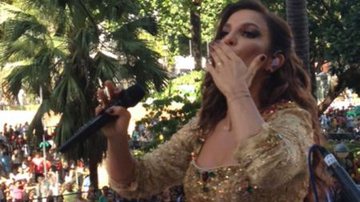 Imagem Com atraso, Ivete arrasta o Coruja na avenida