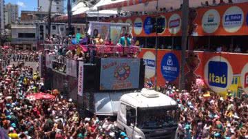 Imagem Carla e Xanddy fazem o Carnaval da criançada na Avenida