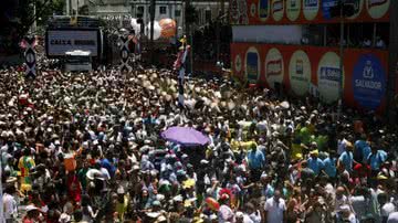 Imagem Trio do Afródromo bate em poste e Carlinhos Brown se irrita
