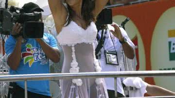 Imagem Ivete usa modelito sensual na Avenida nesta terça (11)