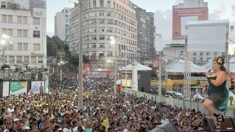 Imagem Praça Castro Alves fica cheia em primeiro dia de festa 