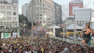 Imagem Praça Castro Alves fica cheia em primeiro dia de festa 