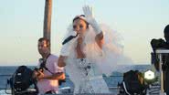 Imagem Ivete chega na Barra vestida de Maria Antonieta