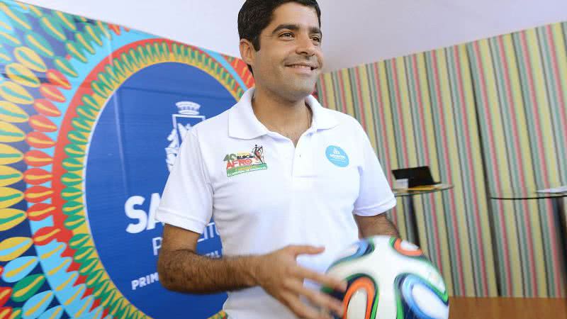 Imagem Batendo um bolão: ACM Neto autografa bola da Copa que será sorteada