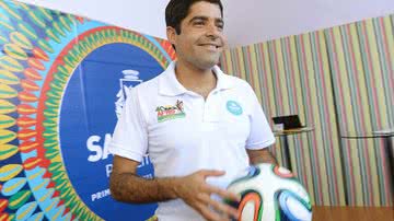 Imagem Batendo um bolão: ACM Neto autografa bola da Copa que será sorteada