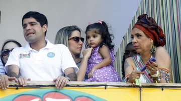 Imagem O prefeito em família: após assumir namoro, Neto curte folia com Rafaela e filha