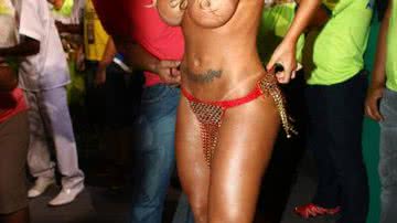 Imagem Andressa Urach usa apenas esparadrapo como tapa-sexo antes do desfile